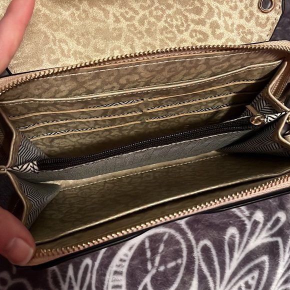 Jen &Co Gold leopard wallet/ crossbody - Picture 3 of 6